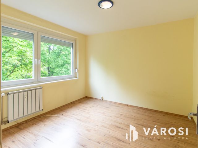 2.emeleti, erkélyes, két szoba hallos lakás eladó