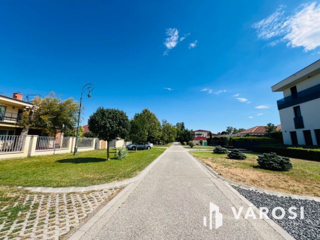Vízparti lakás, 3 lakásos társasházban, kertkapcsolattal