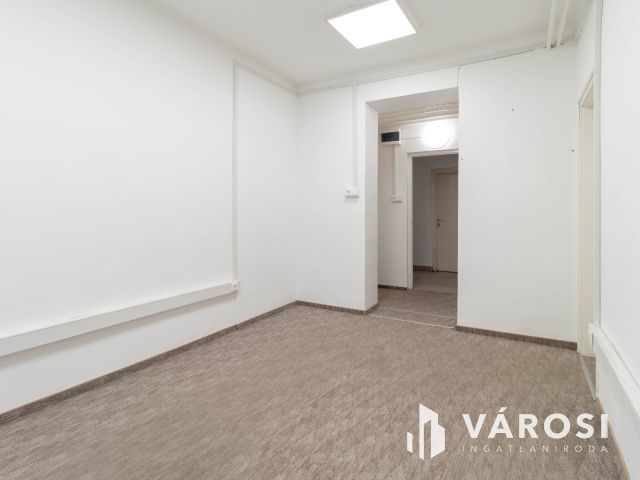 Földszinti, 16 m2-es iroda kiadó Fáy utcai irodaépületben