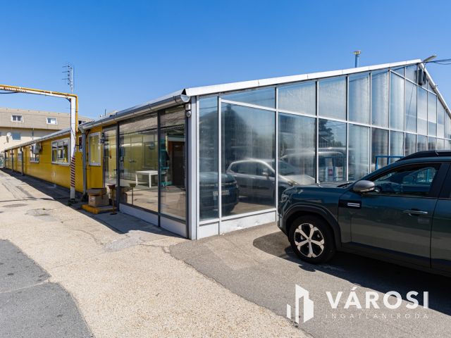 Nagy méretű szerelőcsarnok, 1800 m2 telekterülettel eladó